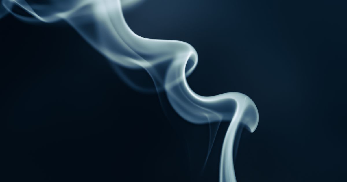 Fumo branco etéreo sobre azul escuro — Compatibilidade Amorosa